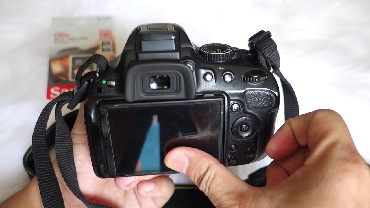 Cận cảnh các nút điều khiển trên Nikon D5100, thiết kế tinh tế và dễ sử dụng.