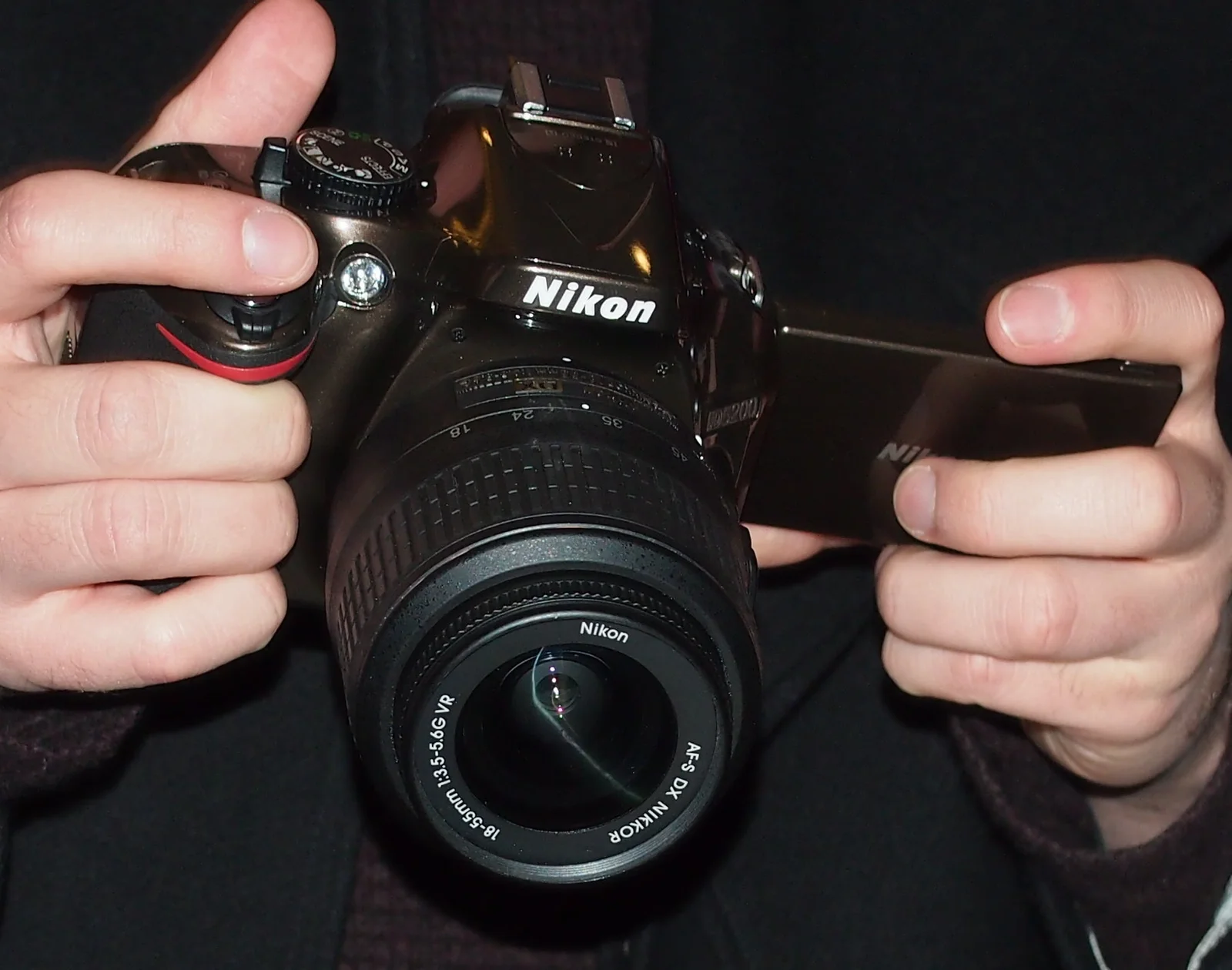 Nikon D5200 có trọng lượng khoảng 505g