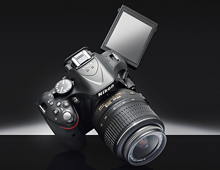 Màn hình xoay lật của Nikon D5200 giúp dễ dàng chụp ảnh ở các góc độ khó.