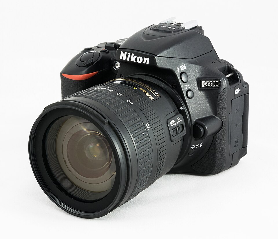Body Nikon D5500 với thiết kế gọn nhẹ, dễ sử dụng, lý tưởng cho những ai yêu thích sự linh hoạt trong việc chụp ảnh và quay video.
