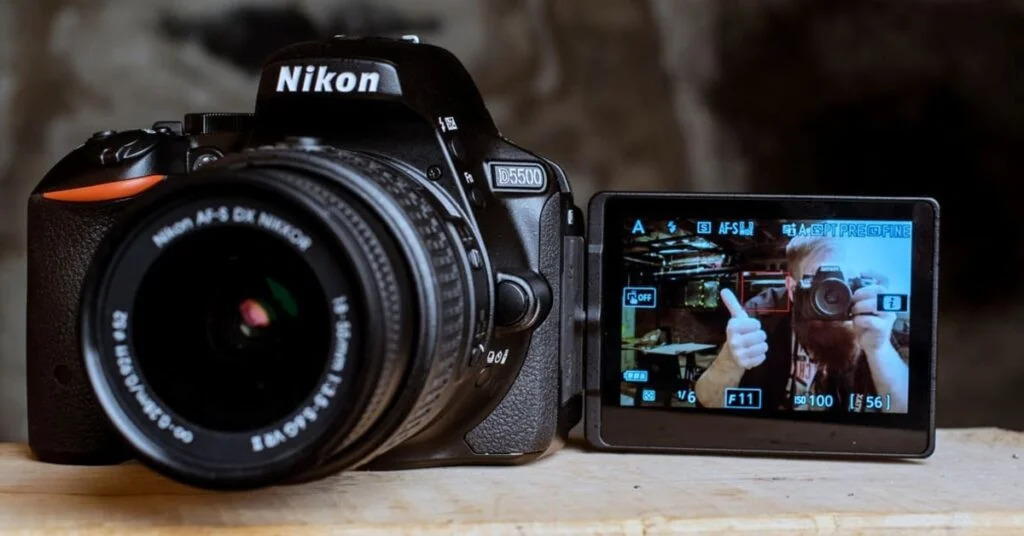 Màn hình xoay lật của body Nikon D5500 giúp người dùng dễ dàng chụp ảnh ở mọi góc độ, đặc biệt khi quay video hoặc chụp selfie.