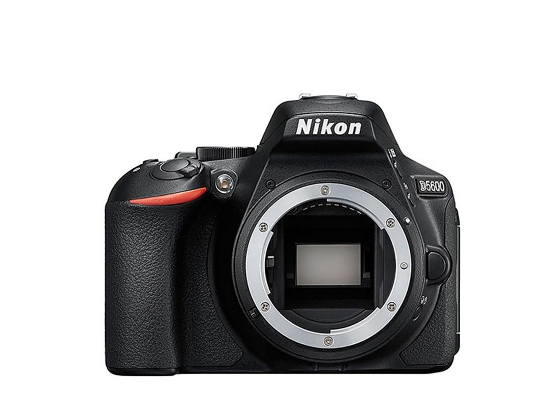 Body Nikon D5600 với thiết kế gọn nhẹ, dễ sử dụng.