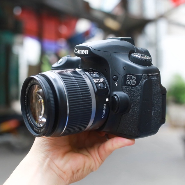 Canon 60D có trọng lượng 770g