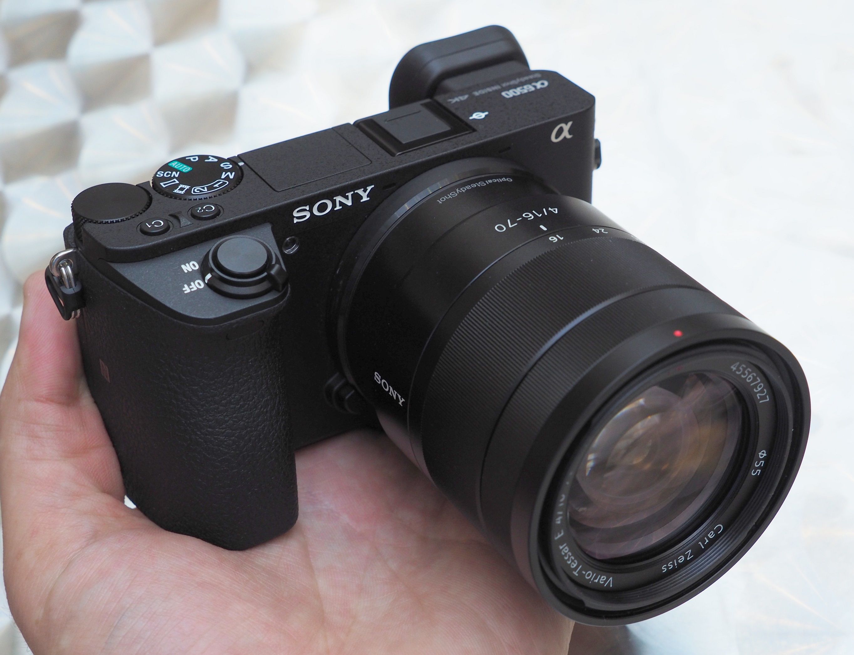 Sony A6500 nổi bật với thiết kế báng cầm sâu hơn