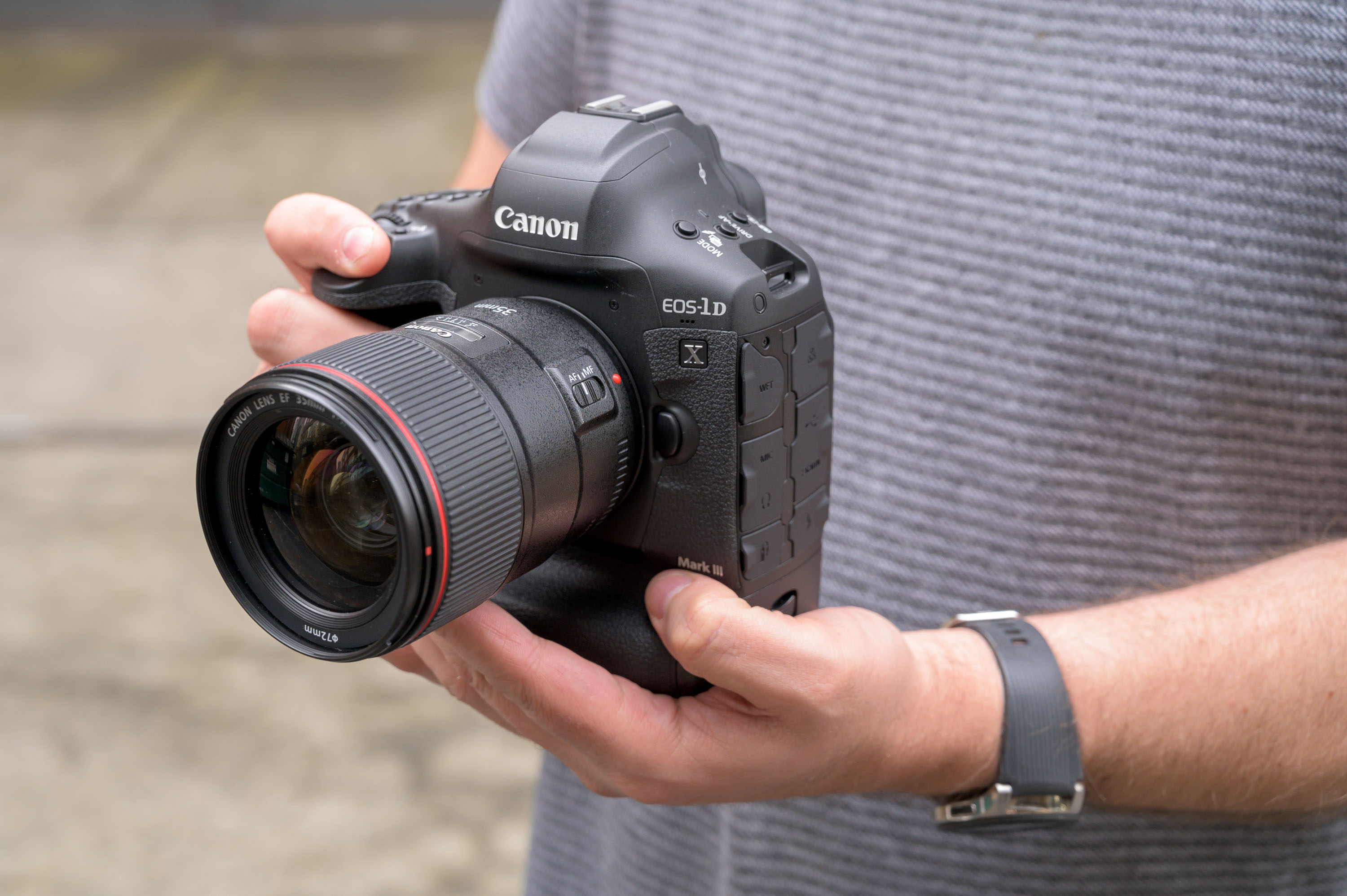 Một lần sạc đầy Canon 1DX3 có thể chụp khoảng 2850 ảnh