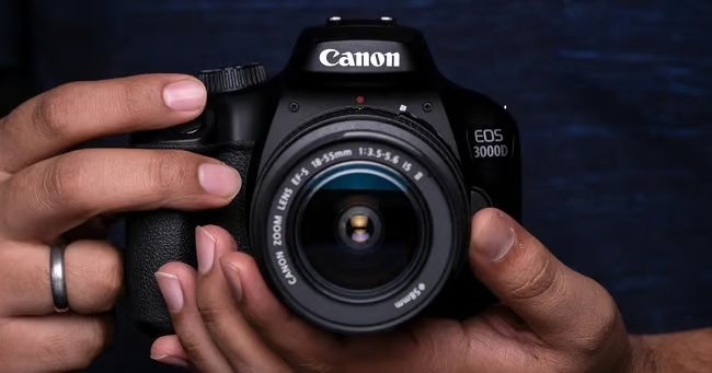 So với dòng máy DSLR khác, Canon 3000D nhẹ hơn với chỉ 436g