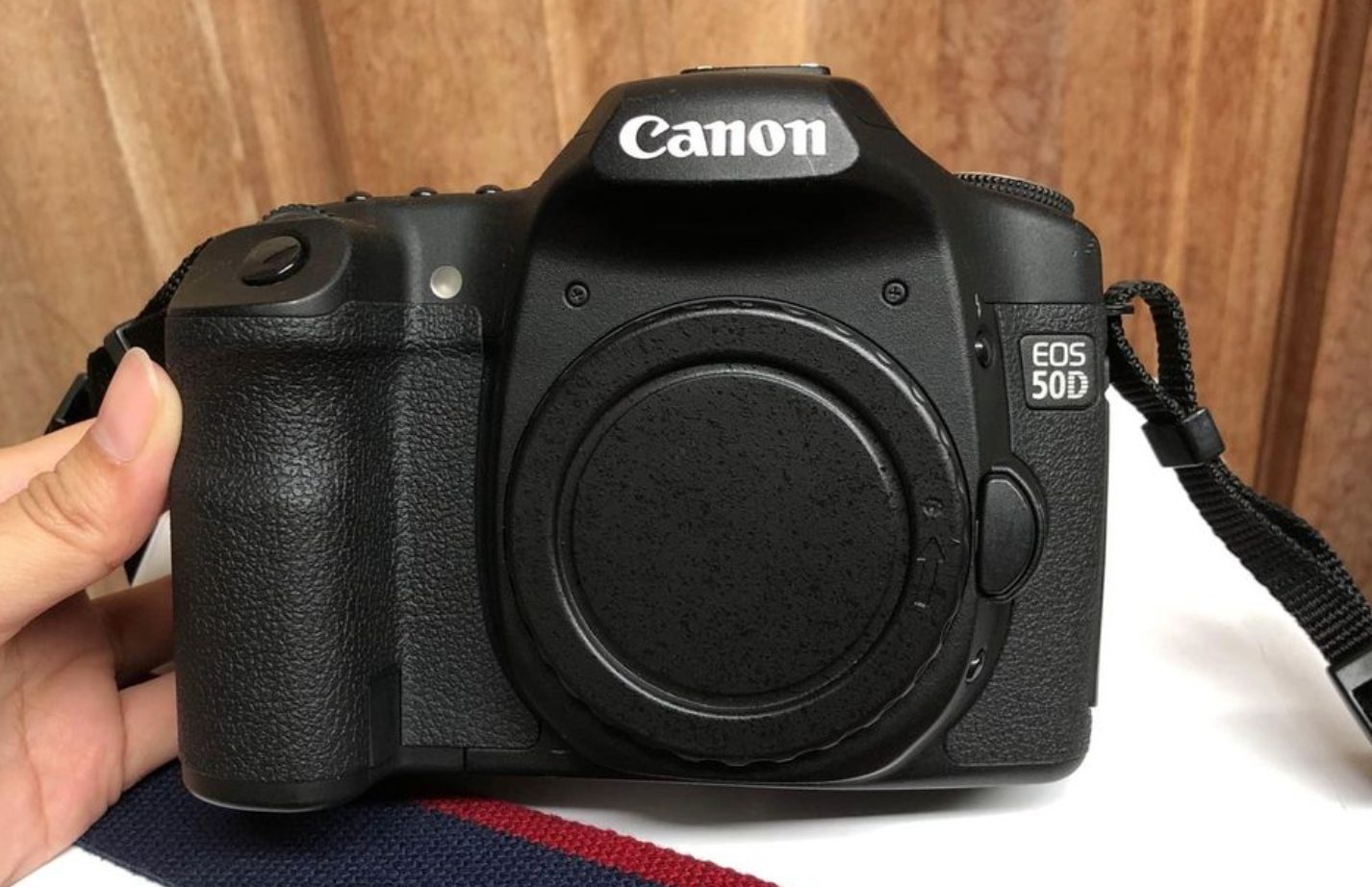 Canon 50D có trọng lượng tương đối nặng khoảng 730g
