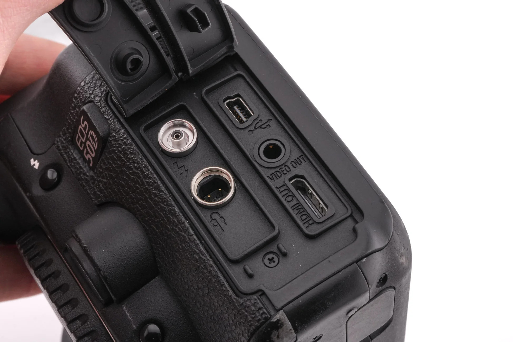 Canon 50D có hỗ trợ kết nối qua cổng USB và HDMI