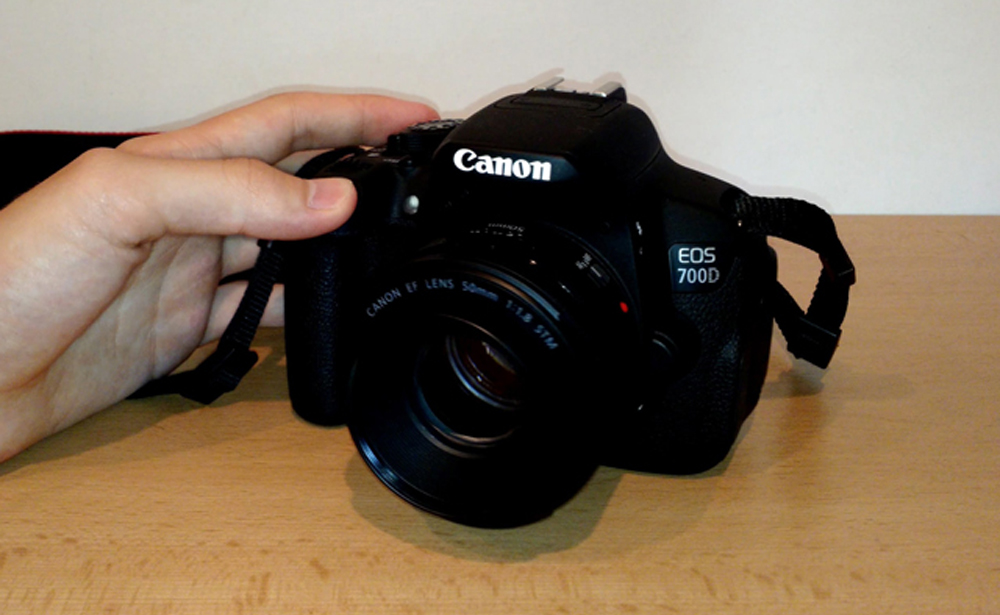 Canon 700D có trọng lượng 575g gồm cả pin và thẻ nhớ