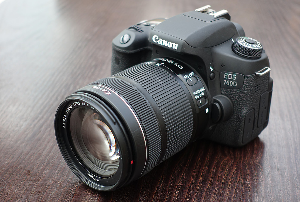 Canon 760 D có trọng lượng khoảng 565g