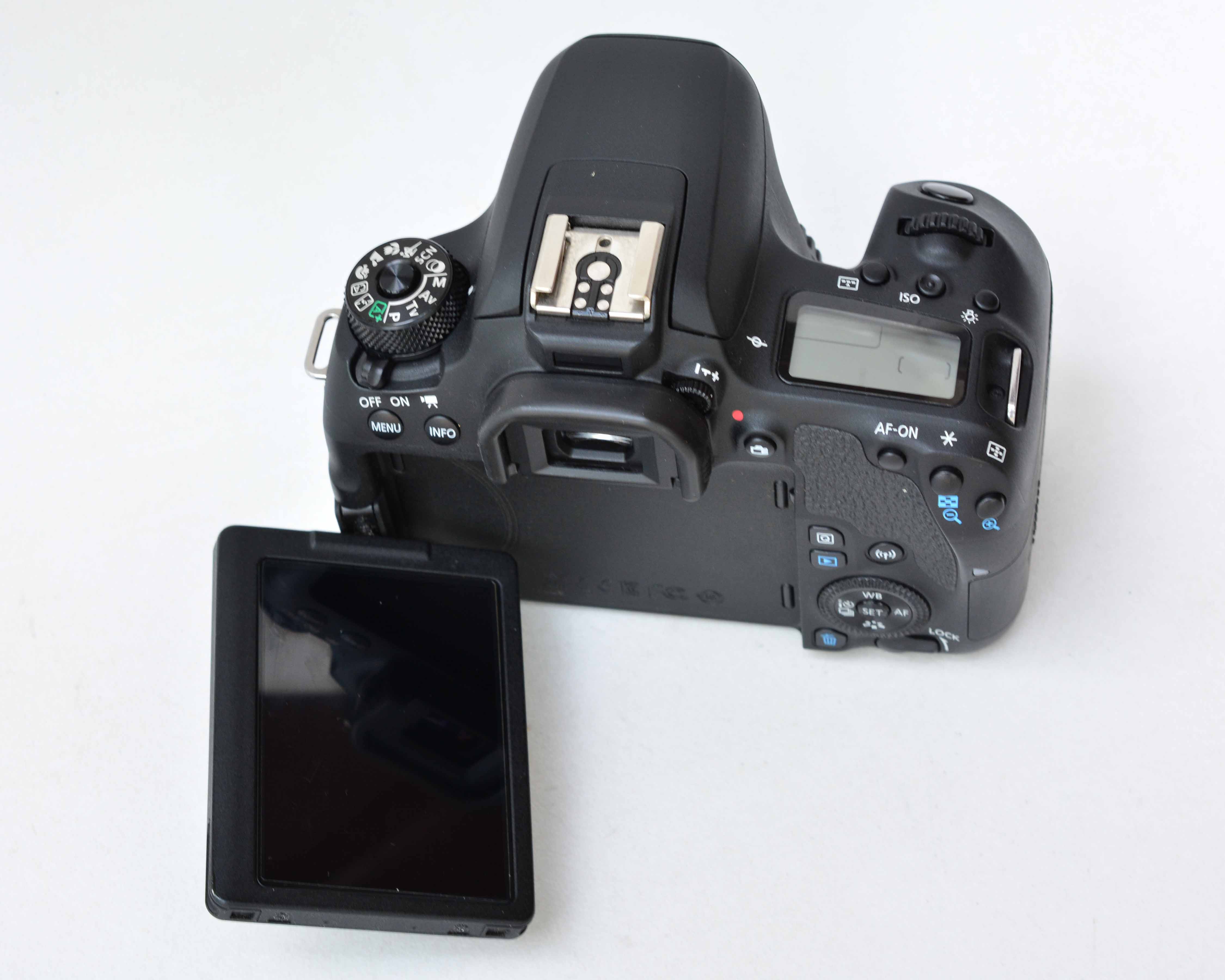 Màn hình lật xoay cảm ứng của Canon 77D giúp việc quay vlog và selfie trở nên thuận tiện hơn.