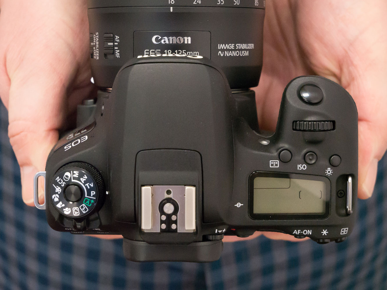 Hệ thống nút điều khiển dễ thao tác và màn hình phụ phía trên giúp Canon 77D thân thiện hơn với người dùng đã có kinh nghiệm.