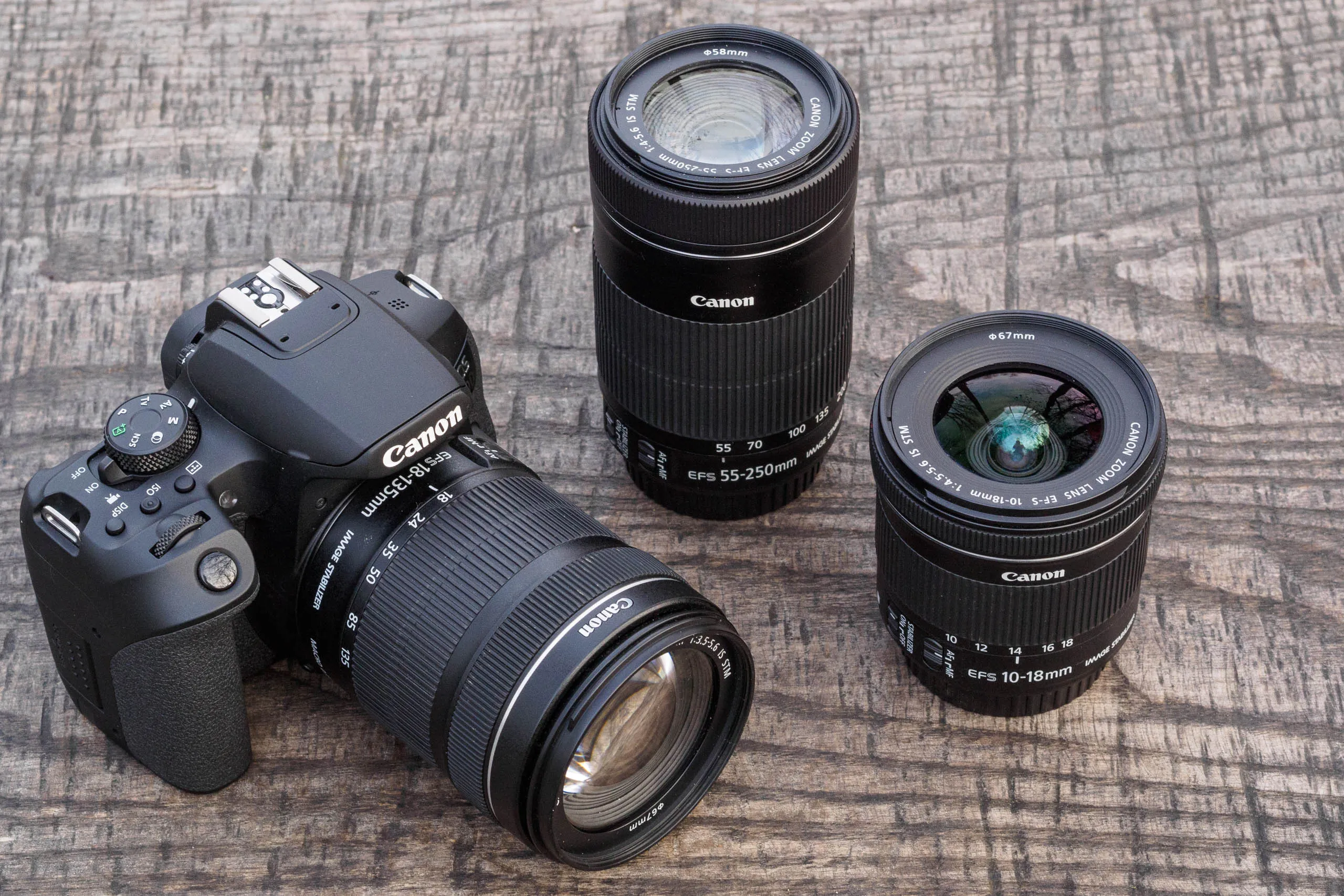 Tương thích với đa dạng ống kính Canon EF/EF-S giúp mở rộng khả năng sáng tạo dễ dàng.