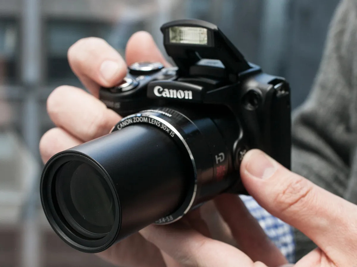 Nếu bạn tìm kiếm một máy ảnh du lịch, Canon SX500 là một trong những lựa chọn tối ưu