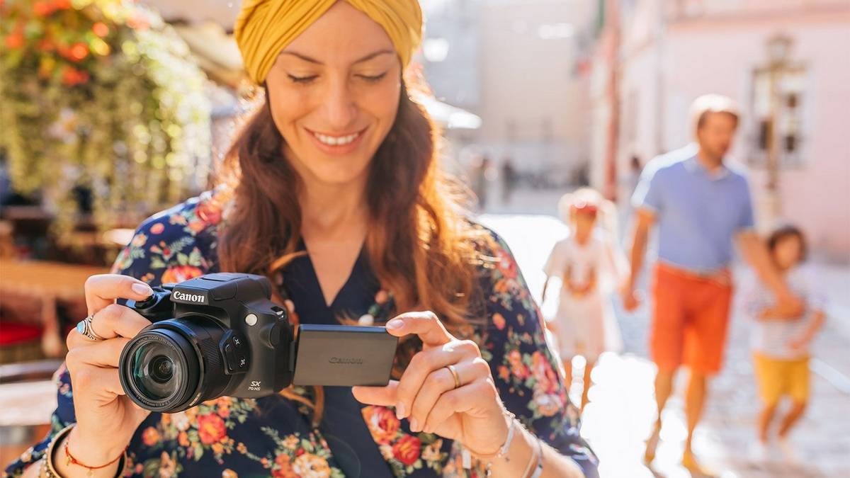 Canon PowerShot SX70 HS với thiết kế mang dáng dấp DSLR nhỏ gọn, phù hợp cho người mới lẫn người dùng chuyên nghiệp.