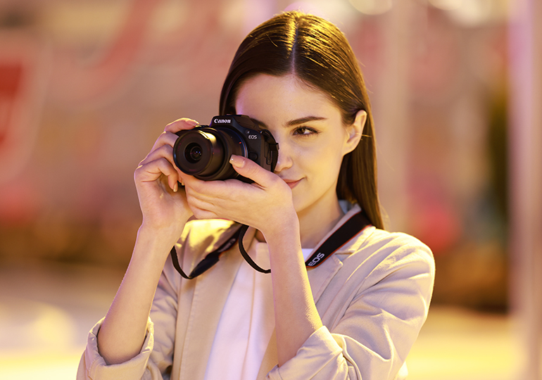Canon R100 là chiếc máy ảnh nhận được nhiều lời khen về chất lượng hình ảnh