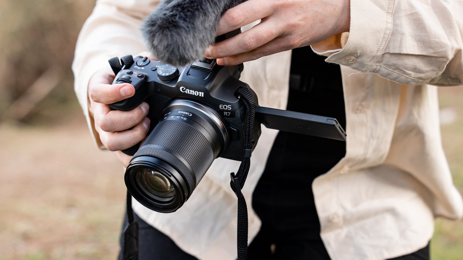 Màn hình LCD xoay lật trên Canon R7