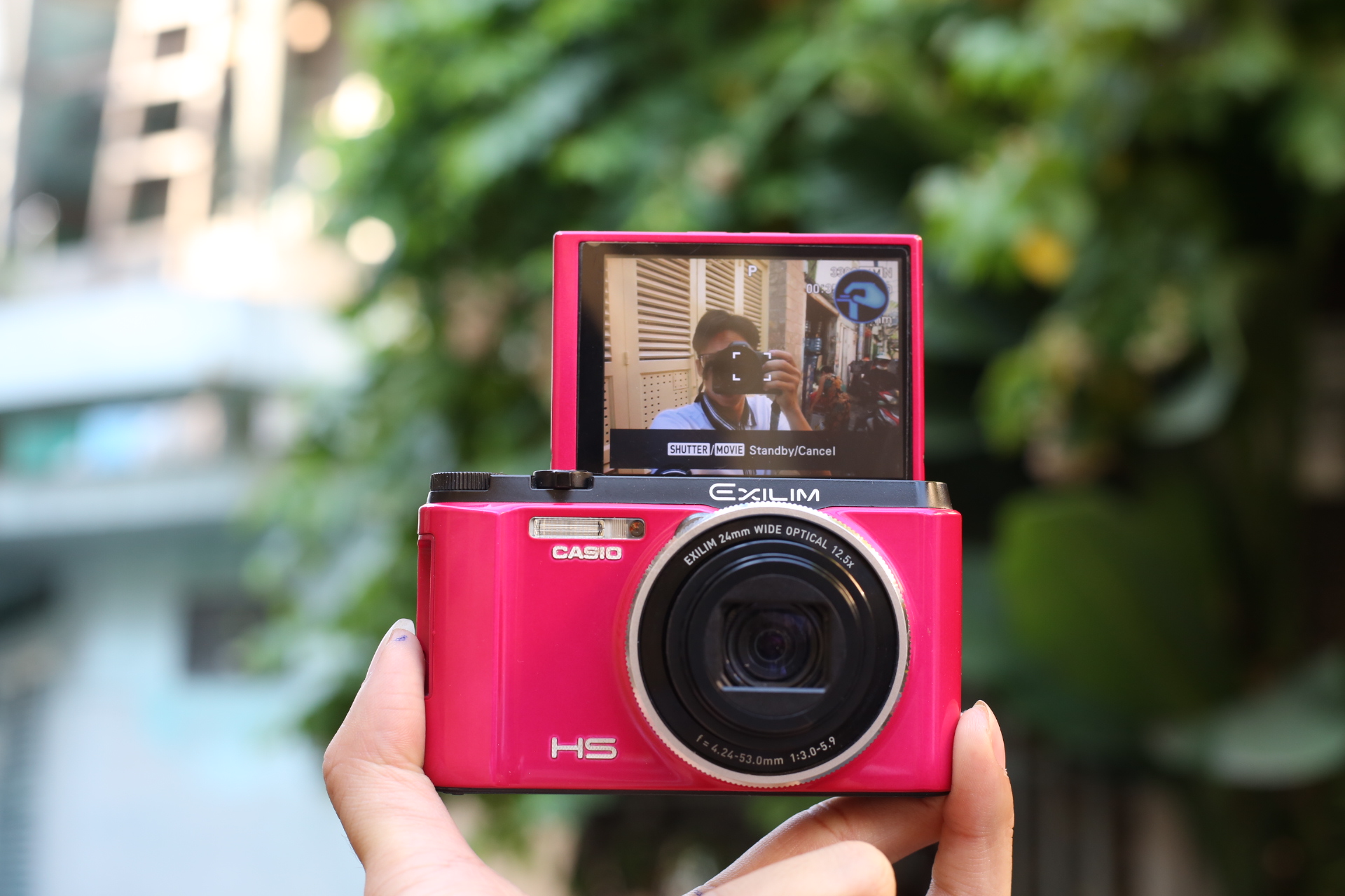 Mặt trước Casio ZR1500 với màn hình lật 180 độ tiện lợi cho chụp selfie