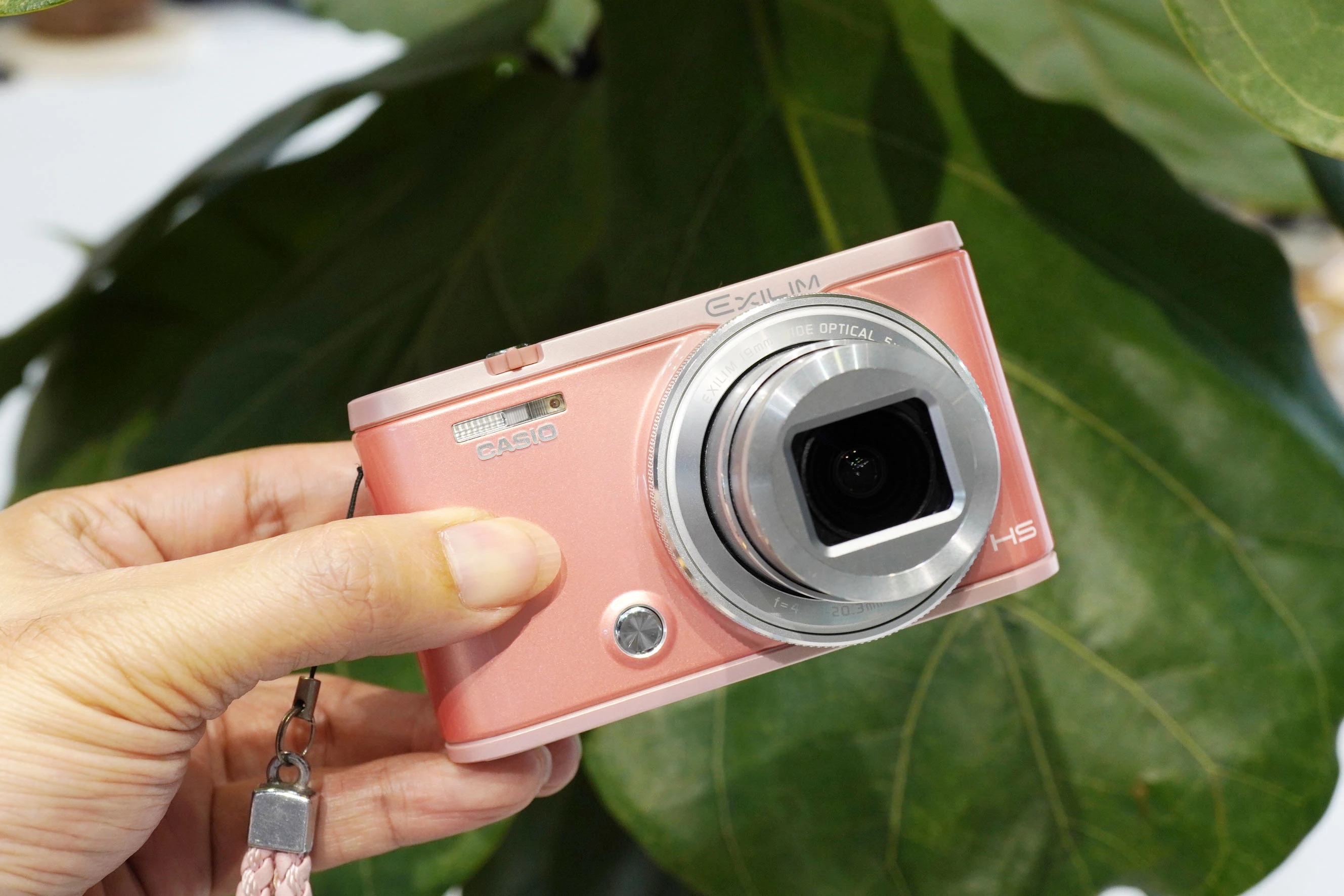 Cảm biến lớn 19.9MP giúp đảm bảo những bức ảnh ấn tượng cho chuyến du lịch của bạn