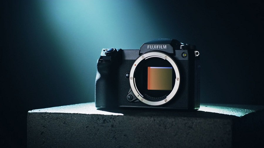 Fujifilm GFX 50S II sở hữu thân máy gọn nhẹ, dễ mang theo nhưng vẫn giữ được sự cứng cáp và chuyên nghiệp.