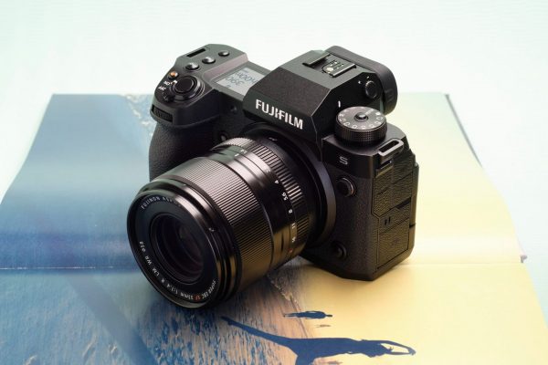 Fujifilm X-H2S là máy ảnh mirrorless đầu tiên của dòng X Series sử dụng cảm biến xếp chồng X-Trans 5