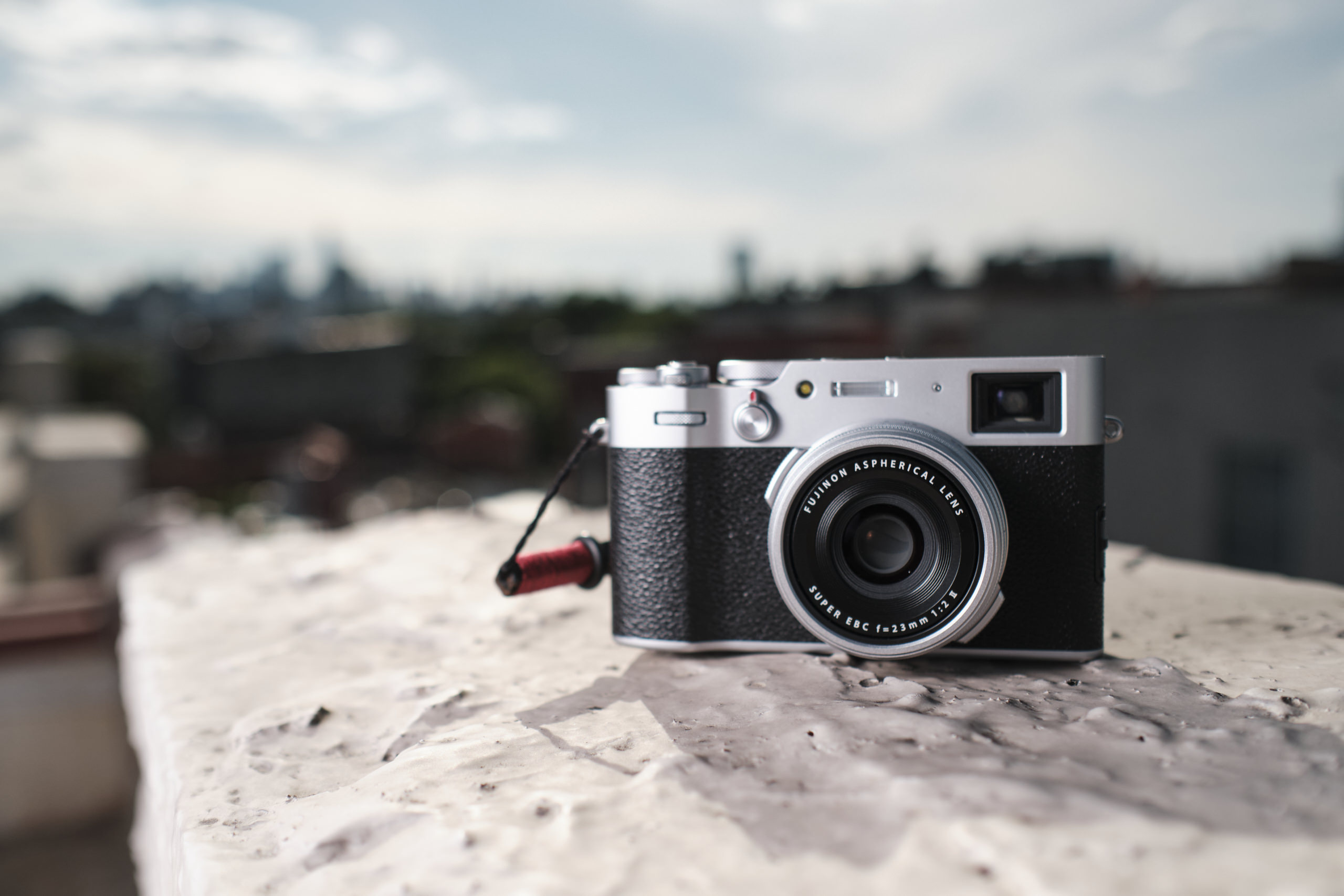 Máy ảnh Compact Fujifilm X100V được trang bị ống Kính Fujinon