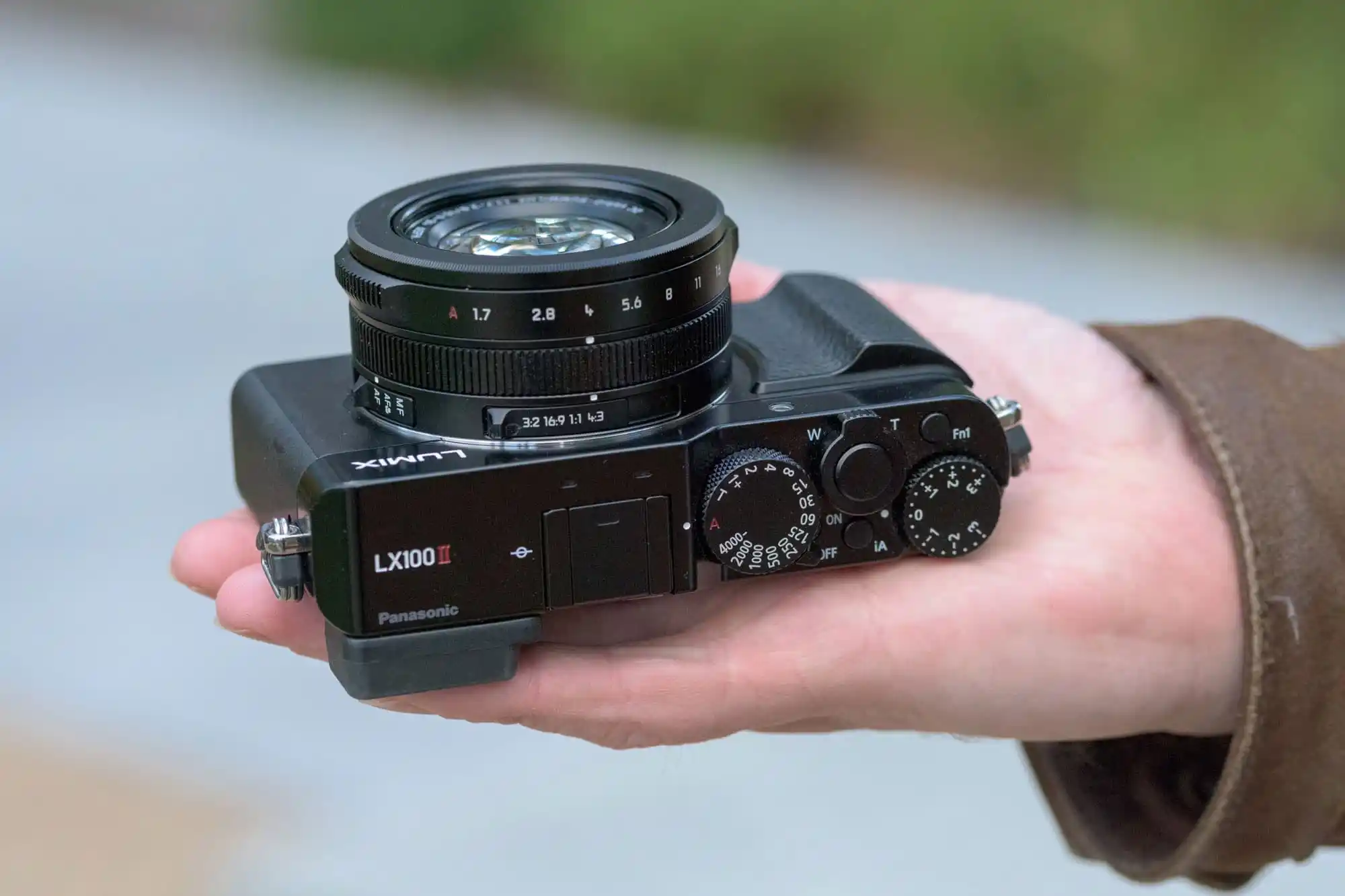 Lumix LX100 II – thiết kế cổ điển, tinh tế, phù hợp mọi phong cách chụp.