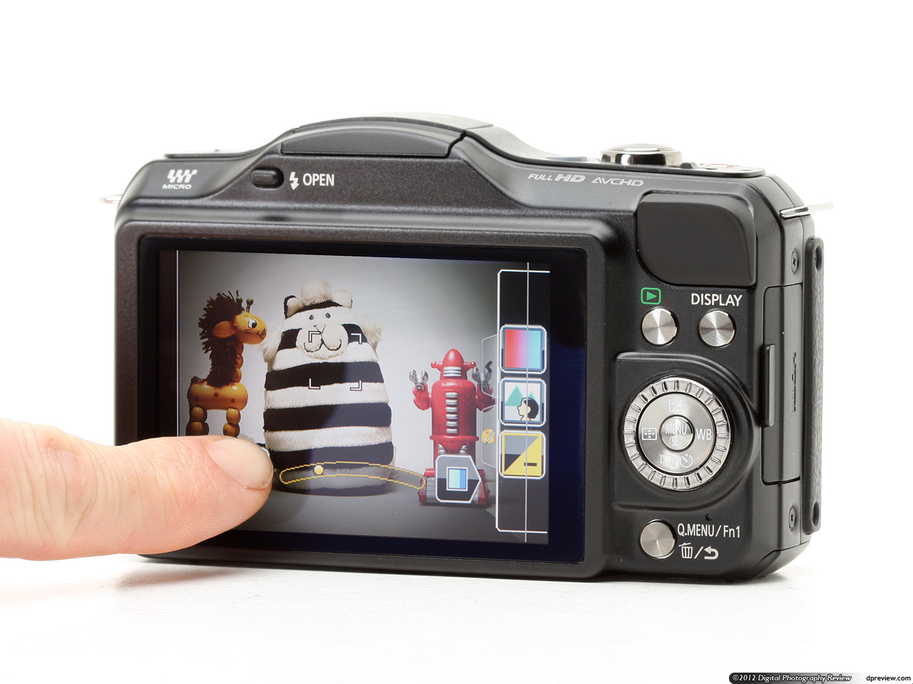 Màn hình sắc nét cùng tính năng xoay lật nên Panasonic Lumix DMC GF5 phục vụ rất tốt cho nhu cầu chụp ảnh cá nhân