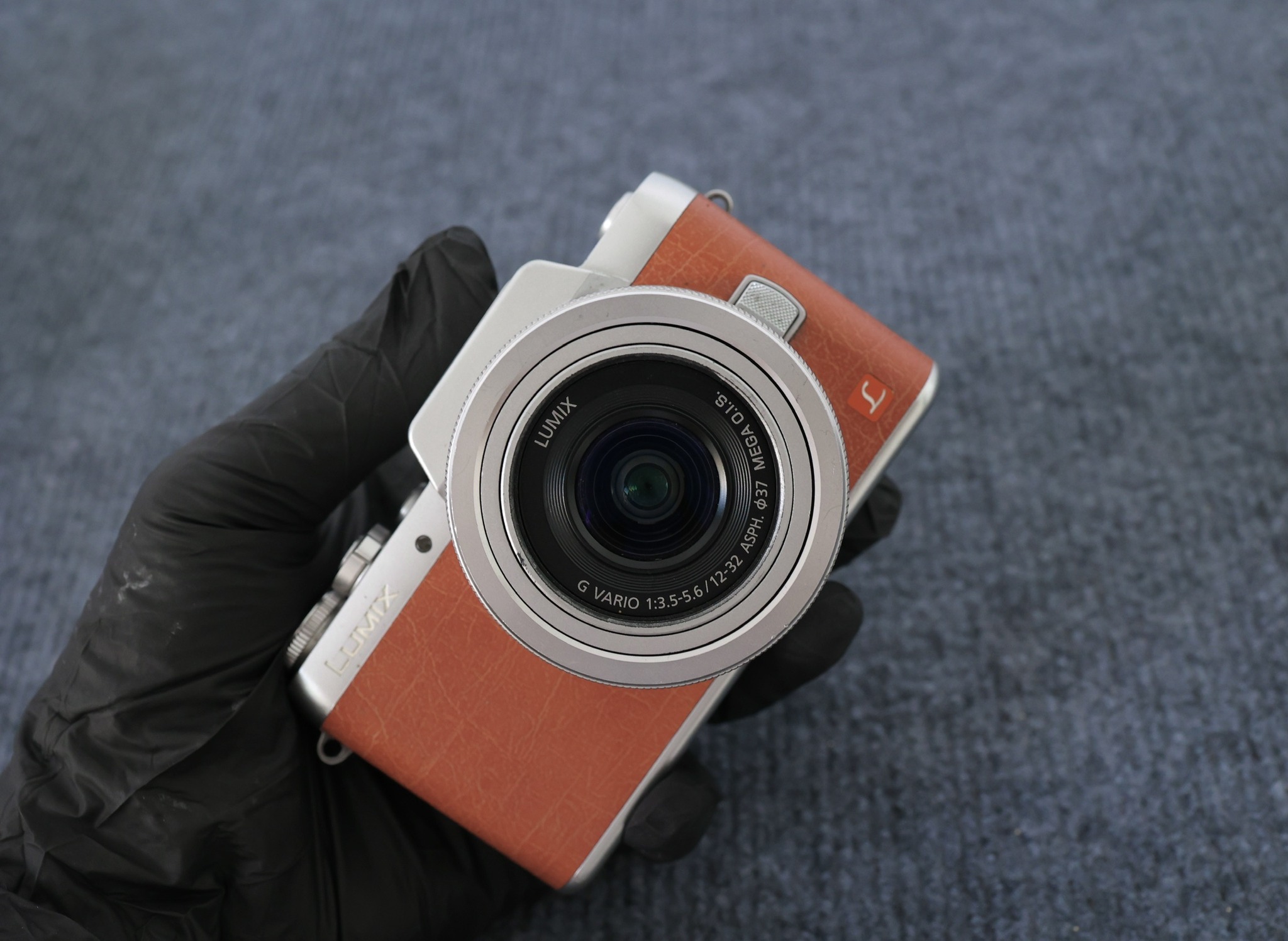 Lumix GF8 có thiết kế nhỏ gọn, thời trang, dễ dàng mang theo trong các chuyến đi.
