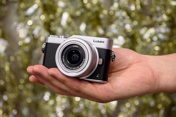 Thiết kế nhỏ gọn và màu sắc trẻ trung của Panasonic Lumix GF9 – phù hợp với phong cách hiện đại của người dùng trẻ.