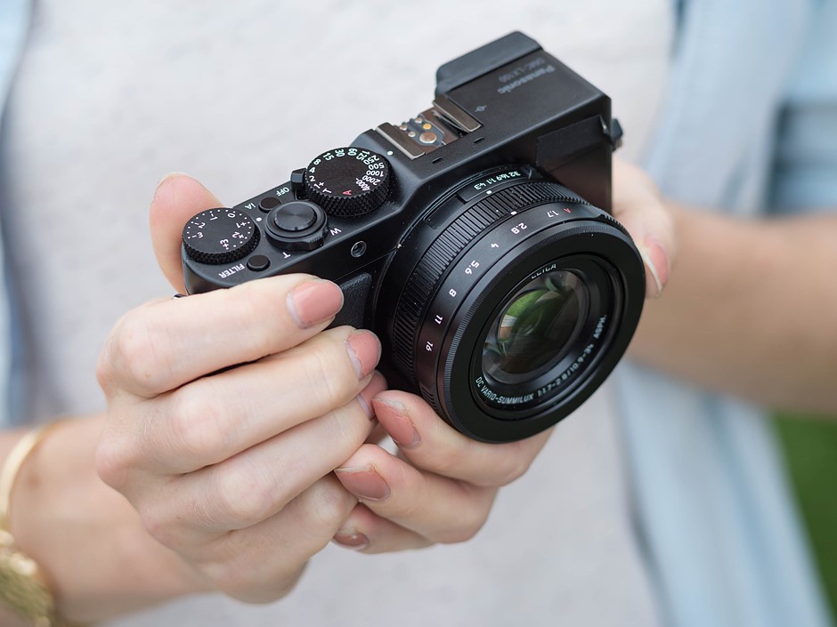 Toàn cảnh thiết kế của Lumix LX100 với các vòng xoay điều khiển tiện lợi.