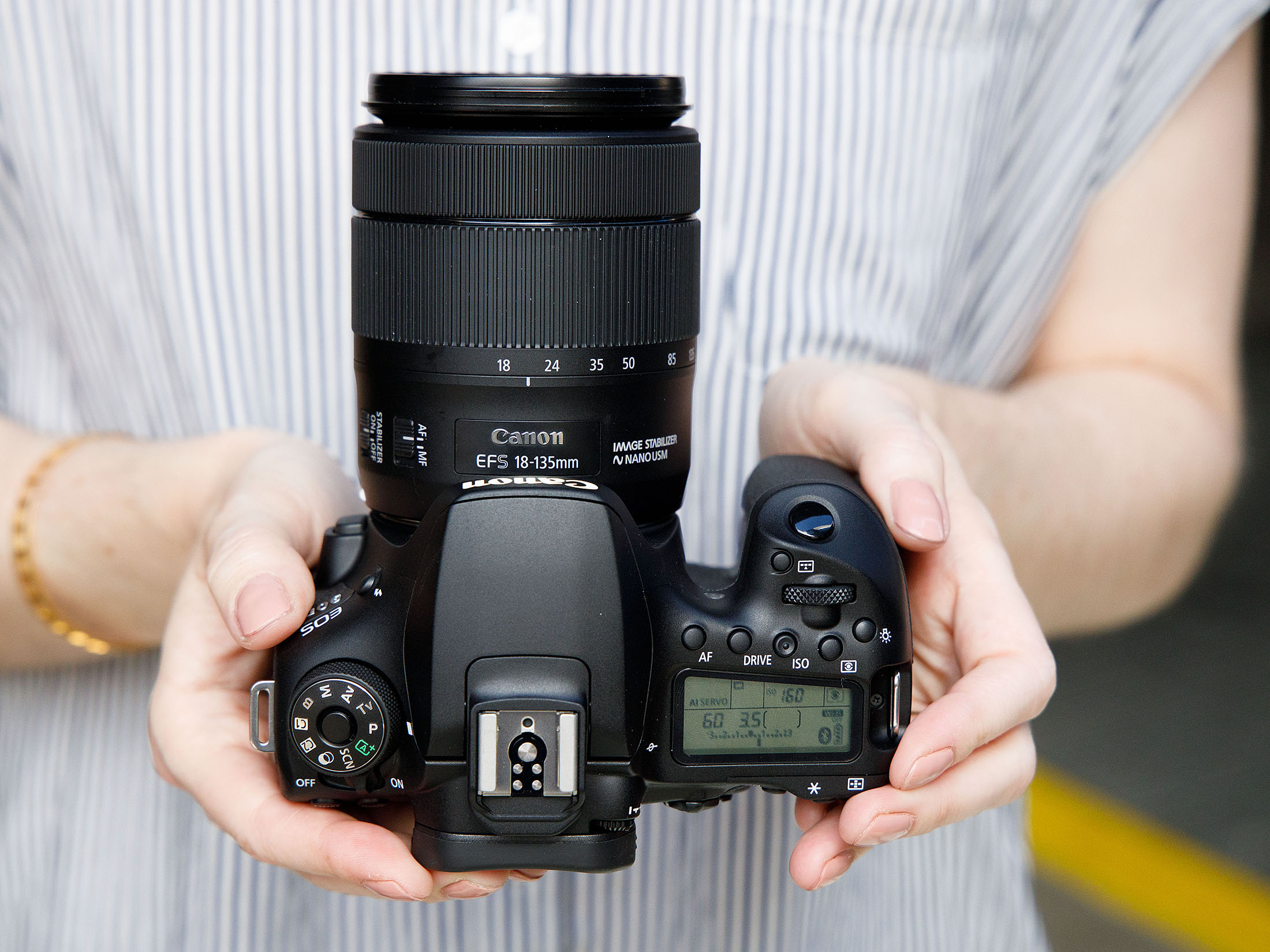 Canon EOS 90D với thiết kế chắc chắn, phù hợp cả chụp ảnh và quay phim chuyên nghiệp.