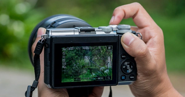 Công nghệ Dual Pixel AF trên Canon M6 giúp lấy nét nhanh, mượt mà, đặc biệt khi quay video hoặc chụp chuyển động.