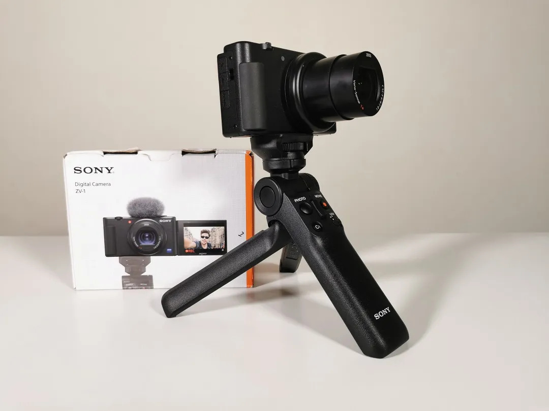 Sony ZV-1 – thiết kế thân thiện với vlogger, tích hợp nhiều tính năng thông minh cho quay du lịch.