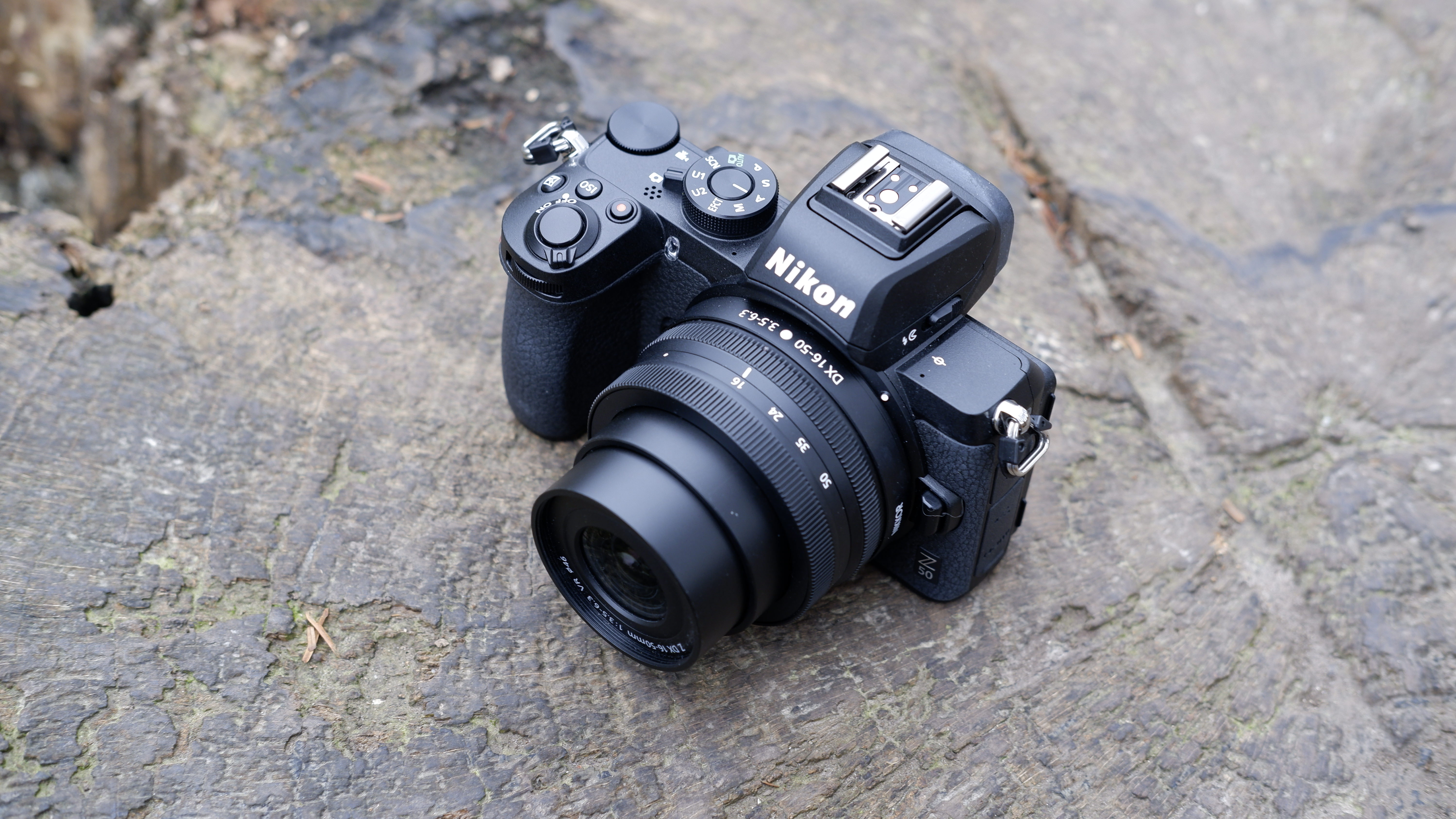 Nikon Z50 sở hữu thiết kế nhỏ gọn, hiện đại nhưng vẫn giữ lại cảm giác cầm chắc tay đặc trưng của dòng Nikon Z.