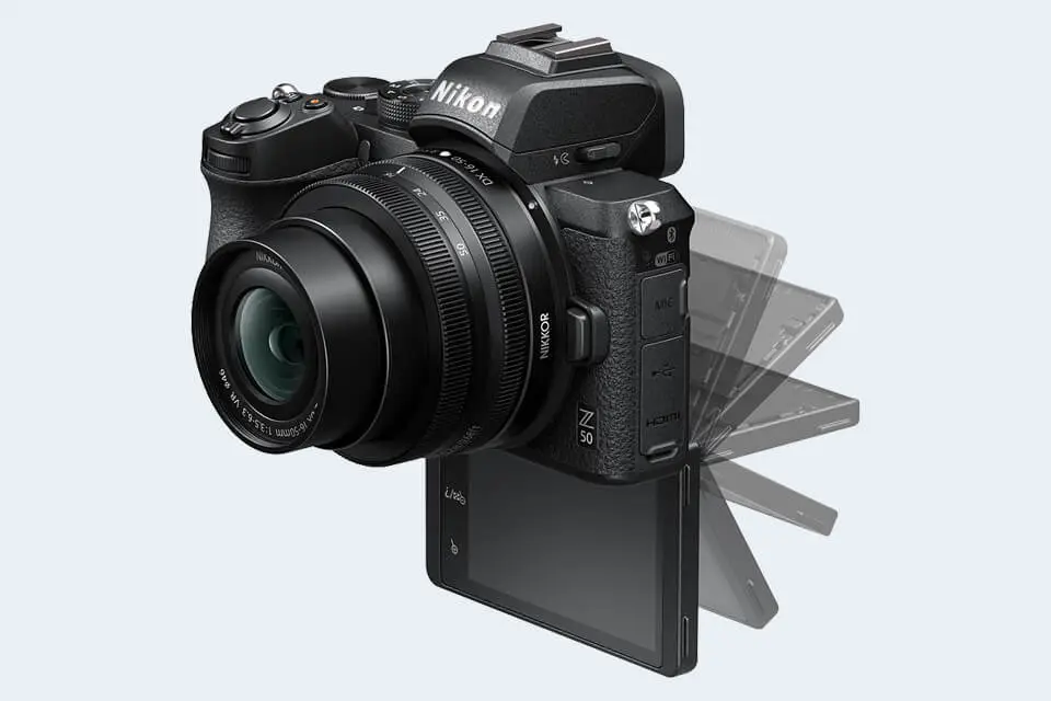 Màn hình cảm ứng lật 180 độ của Nikon Z50 hỗ trợ quay vlog và selfie cực kỳ tiện lợi.