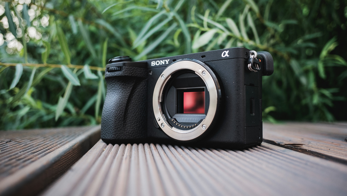 Sony A6700 có trọng lượng 503g (bao gồm pin và thẻ nhớ)