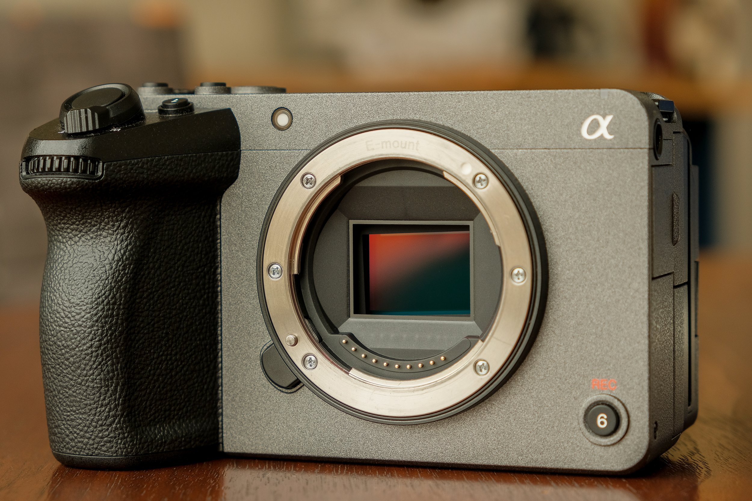 Hình ảnh toàn cảnh Sony FX30 với thiết kế gọn nhẹ, đa dụng cho quay phim chuyên nghiệp.