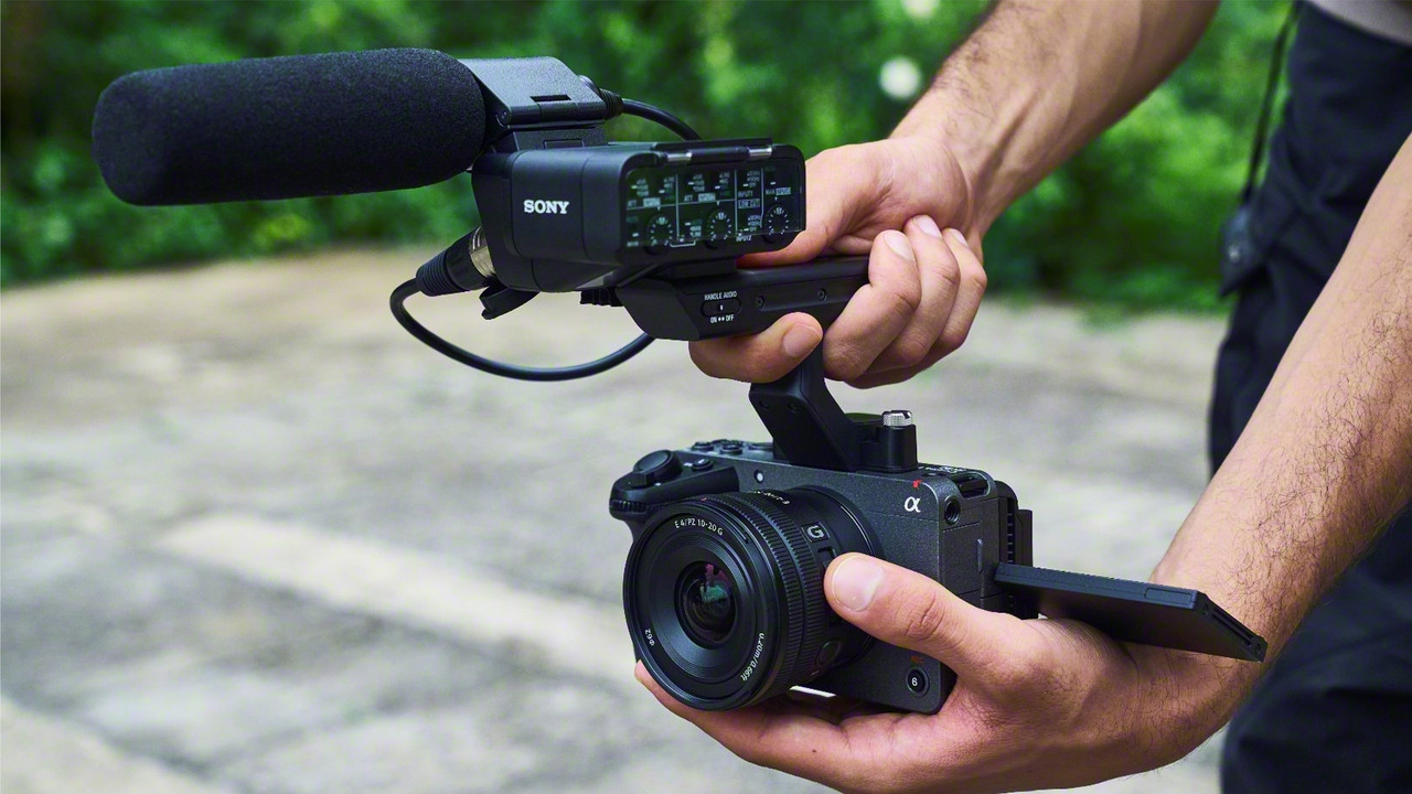 Sony FX30 với màn hình xoay lật và hỗ trợ nhiều định dạng quay video chất lượng