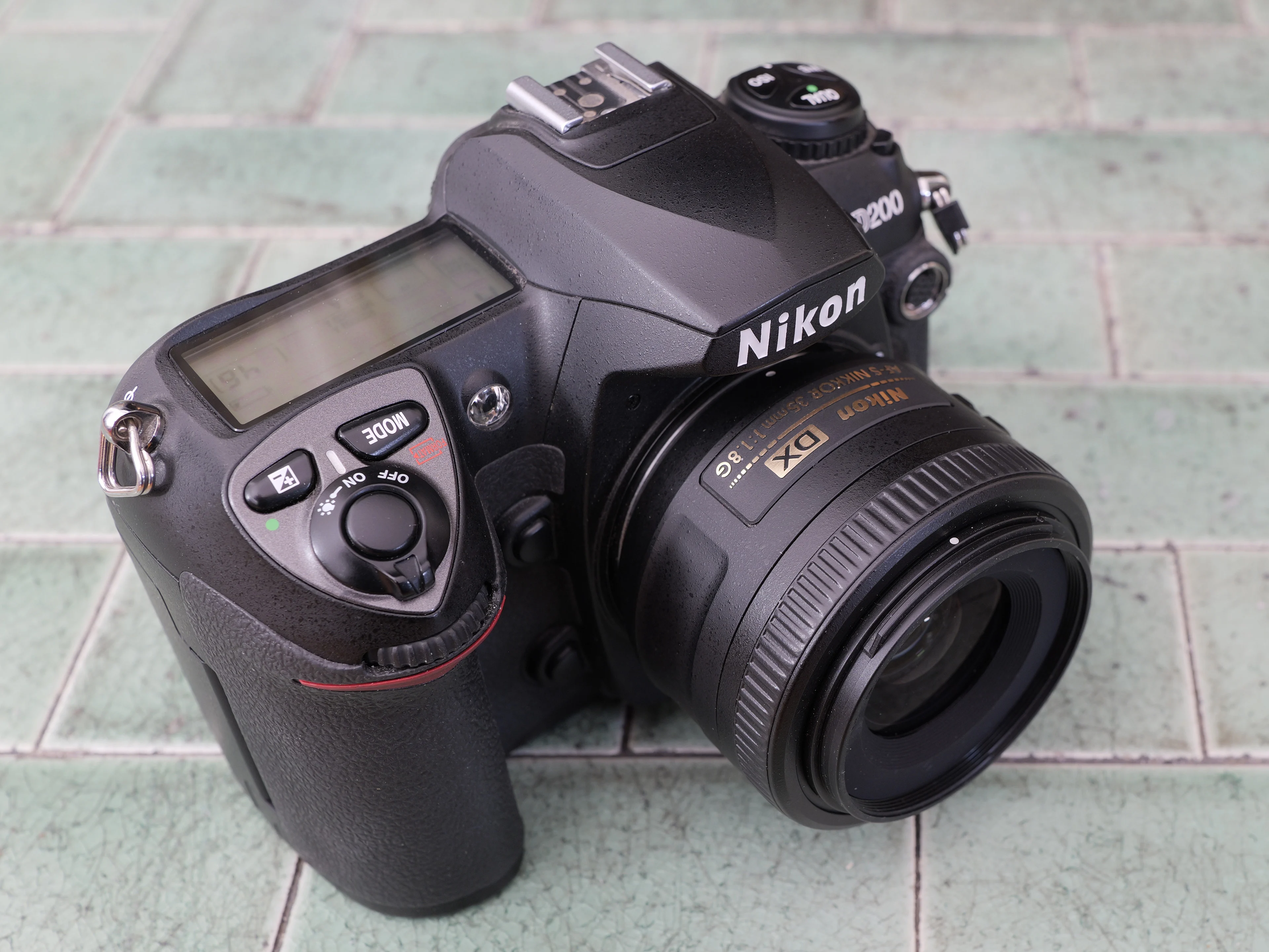 Nikon D200 (Body) – thiết kế chắc chắn, thân máy hợp kim magie chống chịu thời tiết.
