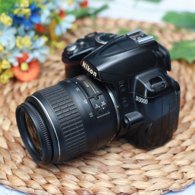 Máy ảnh Nikon D3000 kết hợp với ống kính 18-55mm, tạo nên bộ đôi hoàn hảo cho nhiếp ảnh cơ bản.
