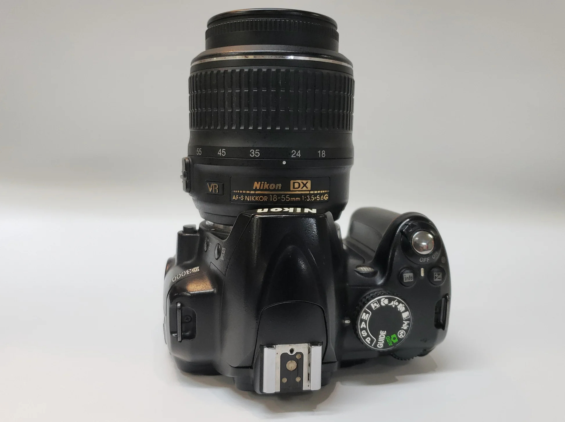 Ống kính Nikon 18-55mm VR giúp bạn chụp ảnh sắc nét, chống rung hiệu quả.