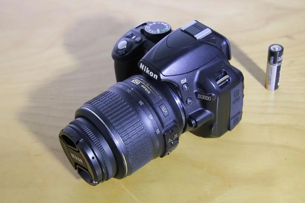 Máy ảnh Nikon D3100 kết hợp với ống kính 18-55mm, lý tưởng cho người mới bắt đầu.