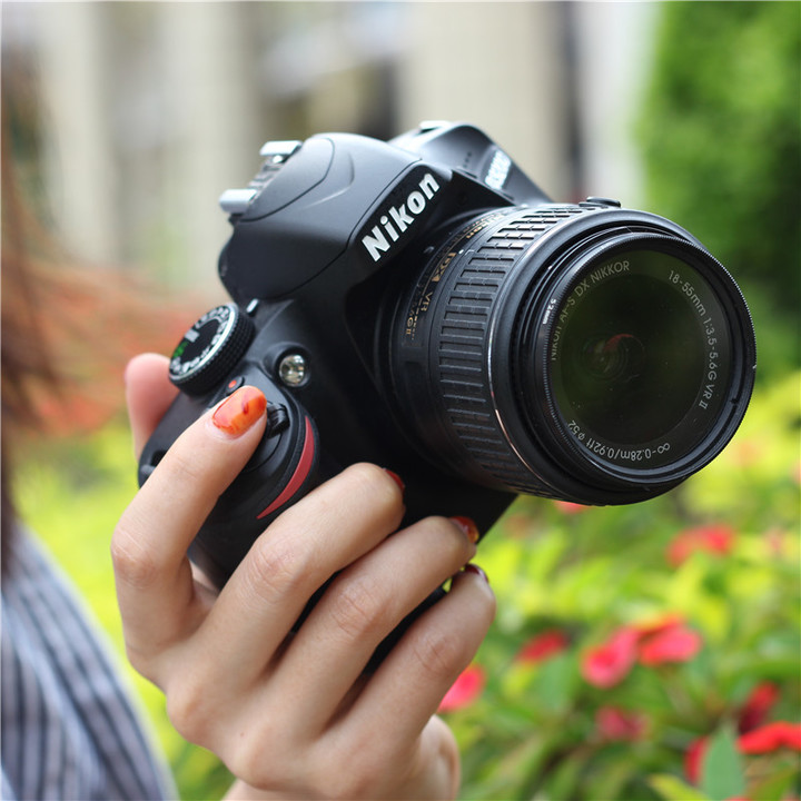 Máy ảnh nikon d3200 body cũ với thiết kế nhỏ gọn và dễ sử dụng.