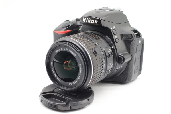 Ống kính Lens Kit 18-55mm của Nikon, sản phẩm đi kèm khi mua Nikon D5500.