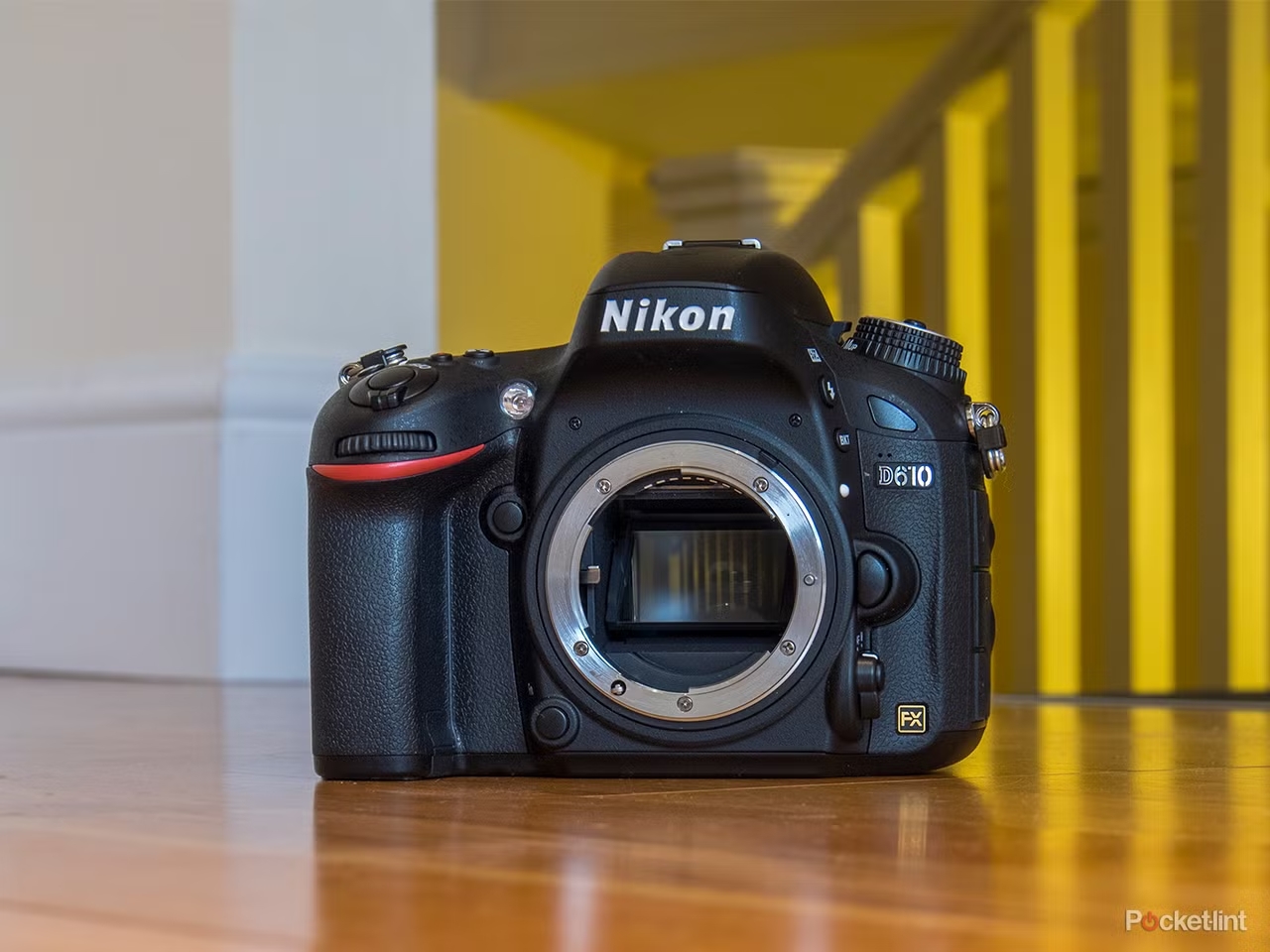 Nikon D610 (Body) với thiết kế chắc chắn, cầm nắm thoải mái trong thời gian dài.