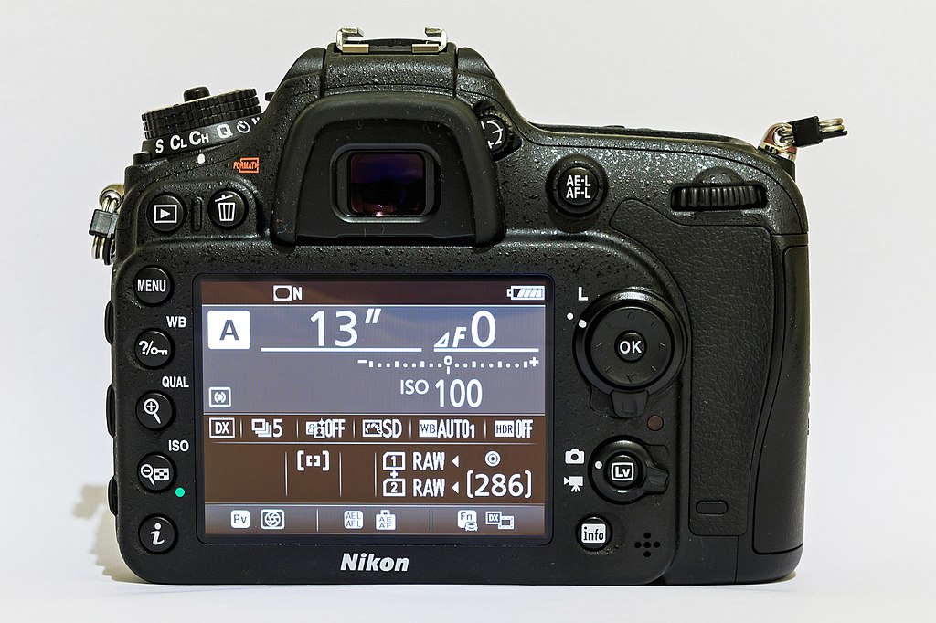 Màn hình LCD 3.2 inch và kính ngắm quang học của Nikon D7200 giúp bạn dễ dàng quan sát và điều chỉnh khung hình.