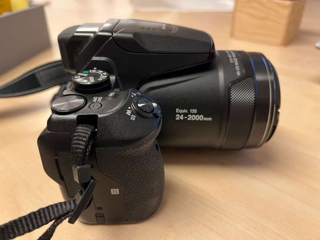Nikon P900 có thiết kế gọn nhẹ điển hình của dòng máy compact