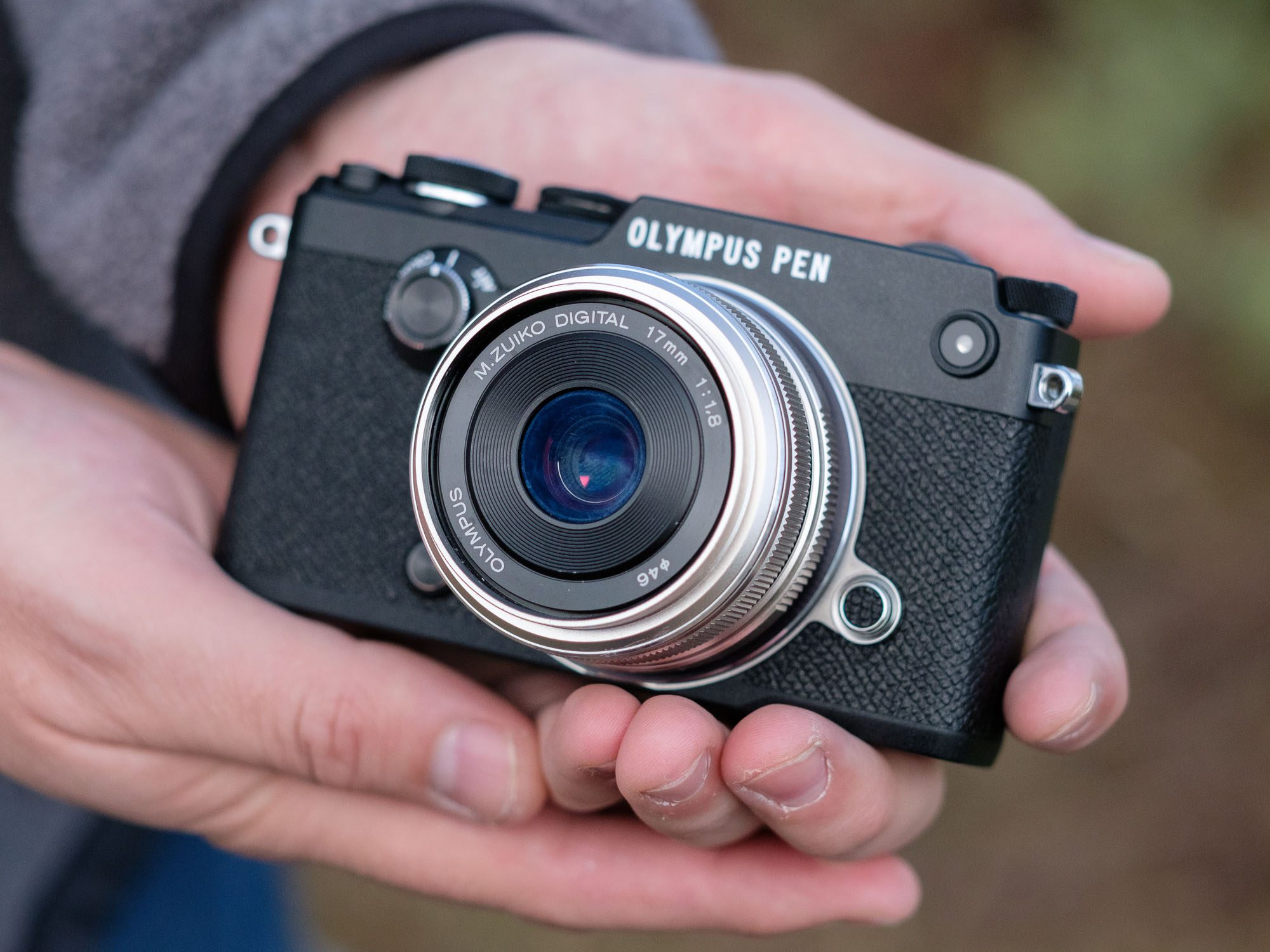 Thiết kế đậm chất cổ điển của Olympus PEN-F mang lại cảm giác sang trọng và hoài niệm.