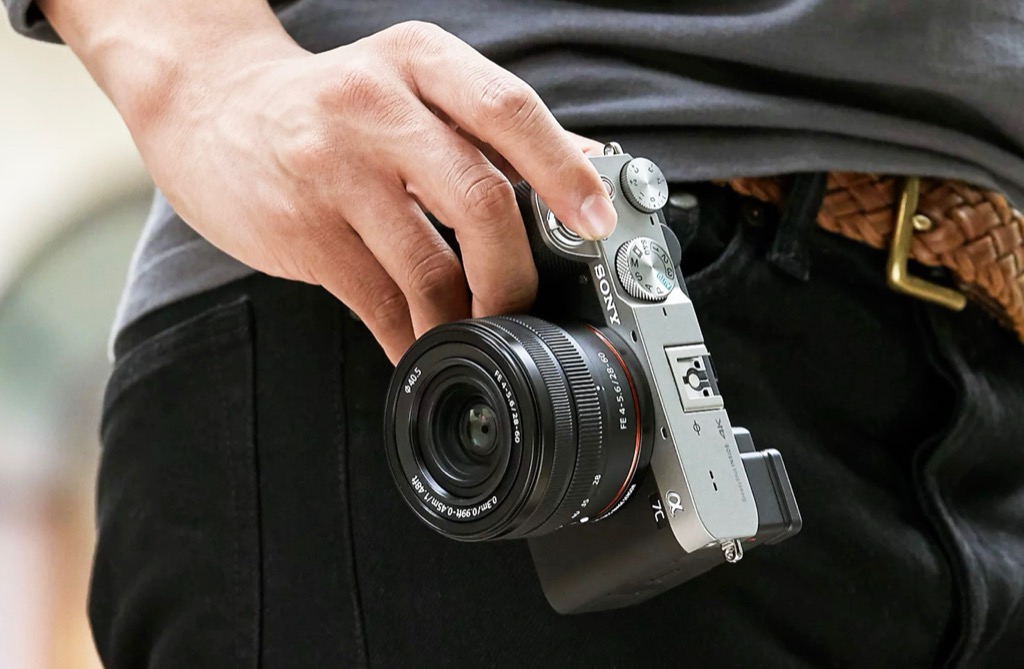 Sony A7C Mark II với thiết kế nhỏ gọn, dễ dàng mang theo khi di chuyển.